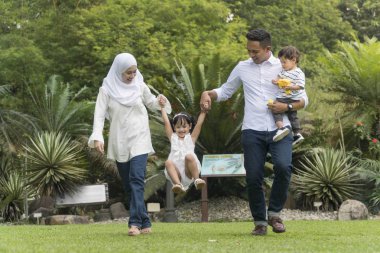 Malay aile eğlence parkında eğleniyor