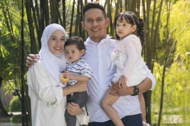 Malay aile eğlence parkında eğleniyor