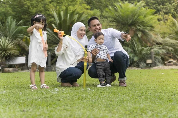 Malajiska familj på rekreation park att ha kul — Stockfoto