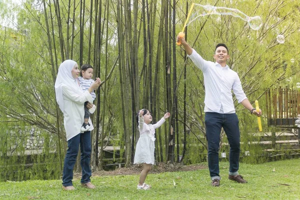 Malajiska familj på rekreation park att ha kul — Stockfoto