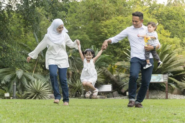 Malajiska familj på rekreation park att ha kul — Stockfoto