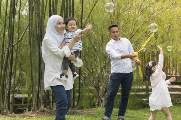 Malay aile eğlence parkında eğleniyor