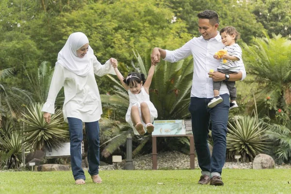 Malajiska familj på rekreation park att ha kul — Stockfoto