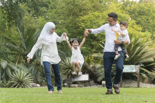 Malajski-rodzina w rekreacyjnych parku zabawy — Zdjęcie stockowe
