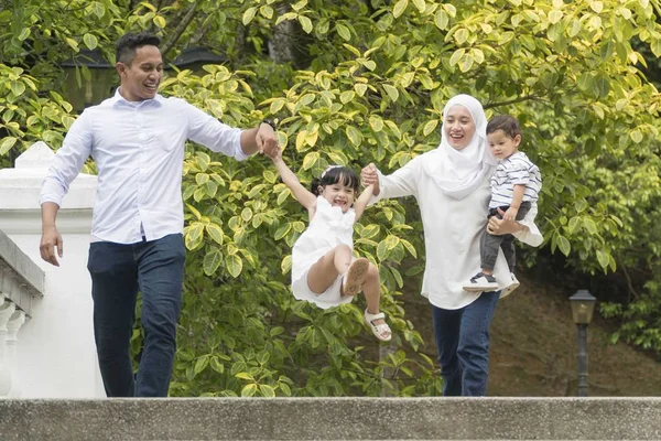 Malajiska familj på rekreation park att ha kul — Stockfoto