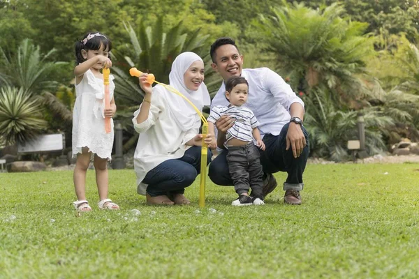 Malajiska familj på rekreation park att ha kul — Stockfoto