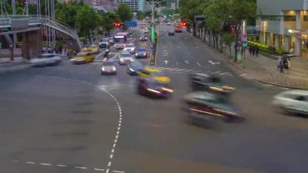 台北センターの道路に乗る車のタイムラプス映像 — ストック動画