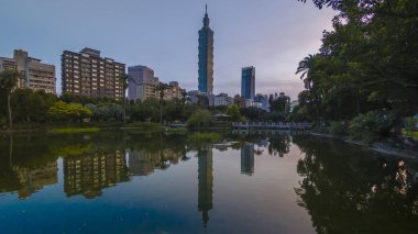 Tayvan cityscape görünümü ve yansıması gün doğumu sırasında alınan Taipei City gündoğumu