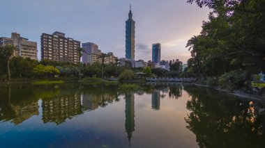 Tayvan cityscape görünümü ve yansıması gün doğumu sırasında alınan Taipei City gündoğumu