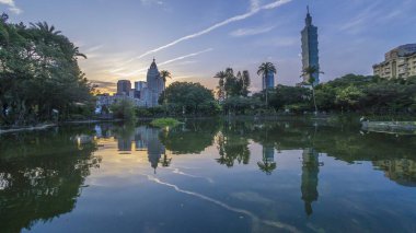 Tayvan ve yansıma cityscape görünümü ile Taipei City gündoğumu