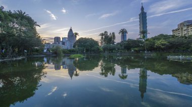 Tayvan ve yansıma cityscape görünümü ile Taipei City gündoğumu