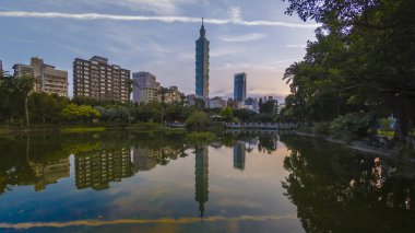 Tayvan ve yansıma cityscape görünümü ile Taipei City gündoğumu