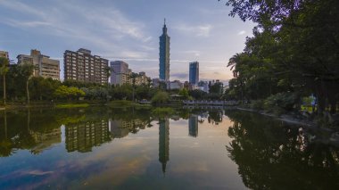 Tayvan ve yansıma cityscape görünümü ile Taipei City gündoğumu