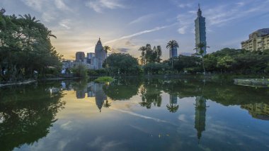 Tayvan ve bulutlu gökyüzü cityscape görünümü ile Taipei Şehir gündoğumu