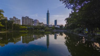 Tayvan cityscape görünümü ve yansıması gün doğumu sırasında alınan Taipei City gündoğumu