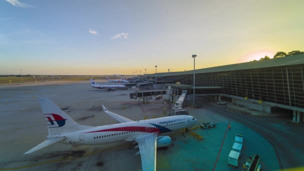 Gün Batımında Kuala Lumpur Uluslararası Havaalanı Klia Uçak Görüntüleri — Stok video