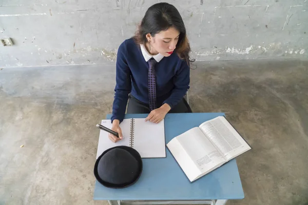 Asiática estudiante en el aula de estudio — Foto de Stock