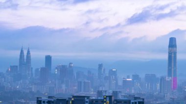 Kuala Lumpur, Malezya - 28 Temmuz 2019: 4k hızlandırılmış çekim Kuala Lumpur şehir manzarası Genting Hingland ile gündoğumu sırasında arka planda