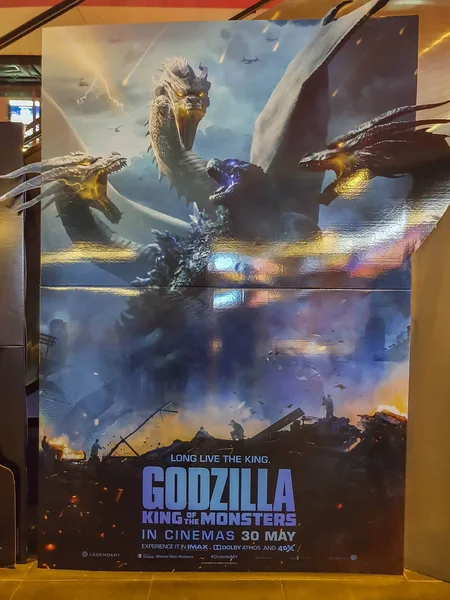 Godzilla, král na filmovém plakátu. Tento film se týká Godzilla, která je s nepřátelským králem Ghidorah. — Stock fotografie