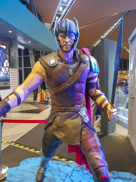 Estátua de Thor de Avengers Endgame. The Avengers, é um filme de super-herói americano baseado na equipe de super-heróis da Marvel Comics produzida pela Marvel Studios — Fotografia de Stock