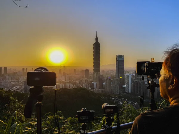 일몰 시 타이베이 101 빌딩의 관광 사진 촬영 — 스톡 사진
