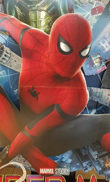 Spider-man Lejos de casa cartel de la película, Esta película con Spiderman versus Mysterio —  Fotos de Stock