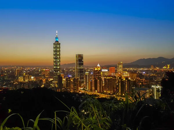 Ön planda gün batımı mavi saat boyunca Taipei cityscape — Stok fotoğraf