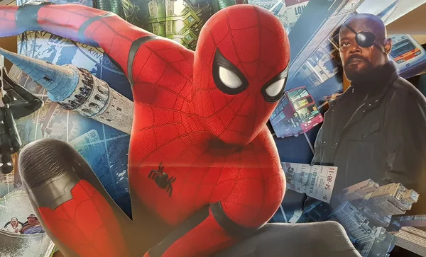 Плакат фильма "Человек-паук вдали от дома" с участием Человека-паука против Мистерио — стоковое фото