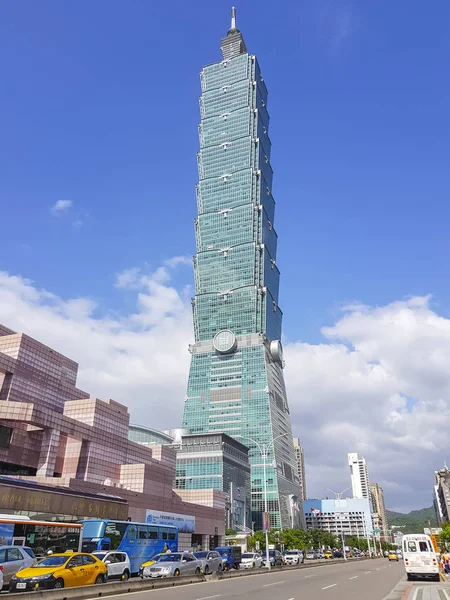 화창한 날과 맑은 푸른 하늘에 타이페이 101 건물 — 스톡 사진