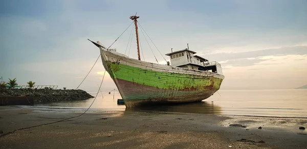 Una grande nave da pesca era ancorata sulla spiaggia di Dili Timor Est Foto Stock Royalty Free