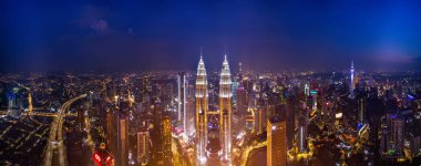 Gün Batımı sırasında Kuala Lumpur şehir manzarasının panoramik havadan görünümü