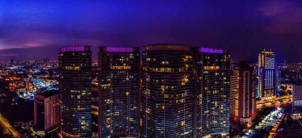 Panoramische luchtfoto van het gebouw in Kuala Lumpur tijdens zonsondergang — Stockfoto