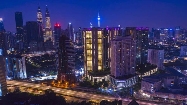 Gyönyörű felhőkarcolók Kuala Lumpur naplementekor — Stock Fotó