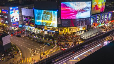 Malezya, Kuala Lumpur 'da trafik, reklam panosu ve yayalar
