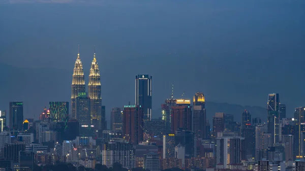 Vacker stadsbild i Kuala Lumpur, Malaysia under solnedgången — Stockfoto