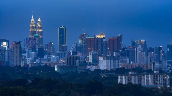 Bela paisagem urbana em Kuala Lumpur, Malásia durante o pôr do sol — Fotografia de Stock