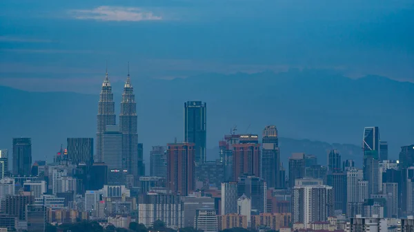 Indah Cityscape di Kuala Lumpur, Malaysia selama matahari terbenam — Stok Foto