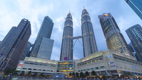 Будівля Petronas Klcc в Куала-Лумпурі, Малайзія під час заходу сонця. — стокове фото