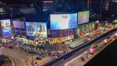 Malezya, Kuala Lumpur 'da trafik, reklam panosu ve yayalar