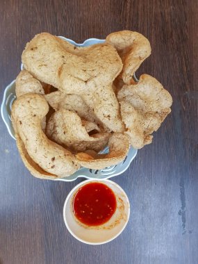 Baharatlı ve tatlı soslu balık krakerleri