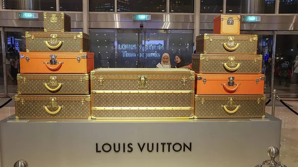 Borsa Louis Vuitton in mostra al centro commerciale KLCC, Malesia — Foto Stock