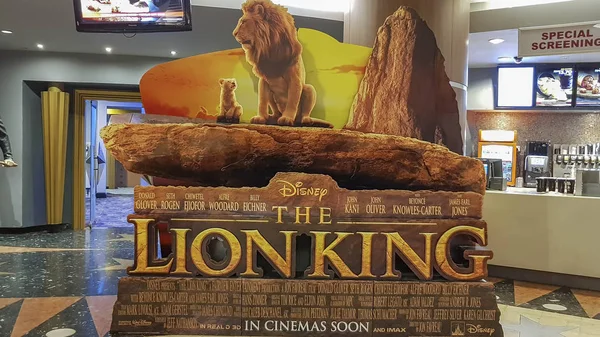 Filmový plakát Lvího krále, je to fotorealistický remake Disneyho tradičně animovaného filmu z roku 1994 — Stock fotografie