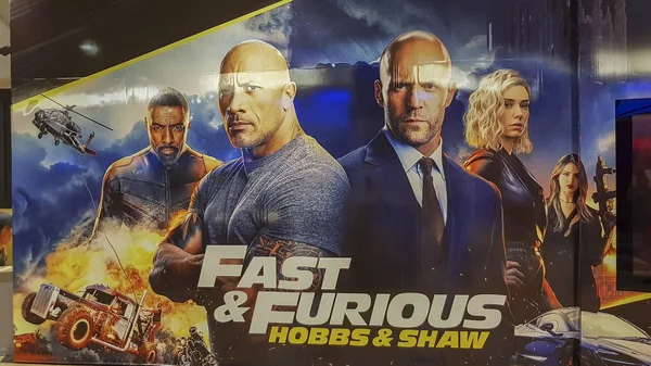 Fast and Furious Hobbs ve Shaw film afişi, Dwayne Johnson ve Jason Statham 'ın oynadığı Fast and the Furious' ın yan ürünüdür.