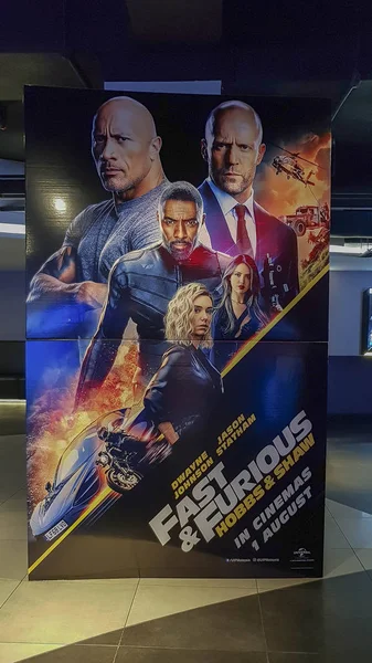 Fast and Furious hobbs and shaw movie poster, é um spin-off da franquia Fast and the Furious estrelado por Dwayne Johnson e Jason Statham — Fotografia de Stock