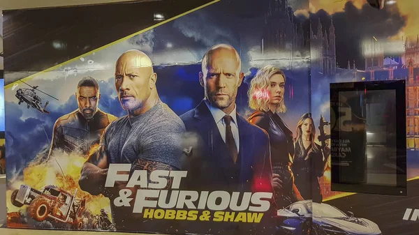 Fast and Furious hobbs and shaw movie poster, é um spin-off da franquia Fast and the Furious estrelado por Dwayne Johnson e Jason Statham — Fotografia de Stock
