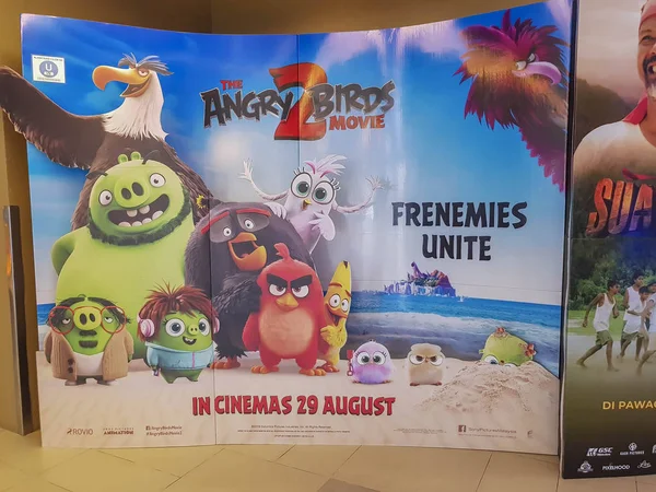 Pássaro irritado 2 cartaz do filme. The Angry Birds Movie é um filme de comédia de ação animado em 3D baseado no videogame — Fotografia de Stock