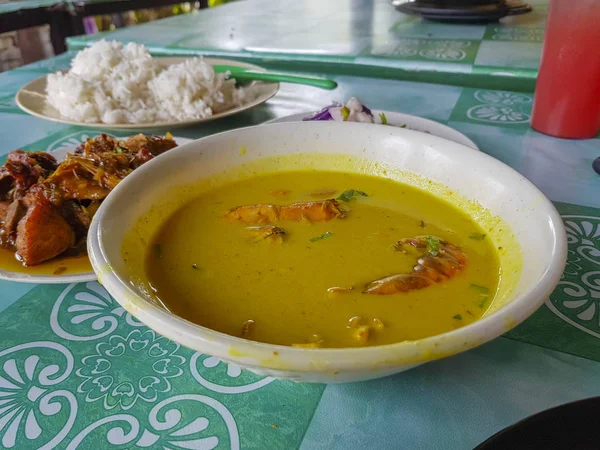 Traditionelle malaysische Küche, lokales Essen namens "gulai lemak"" — Stockfoto