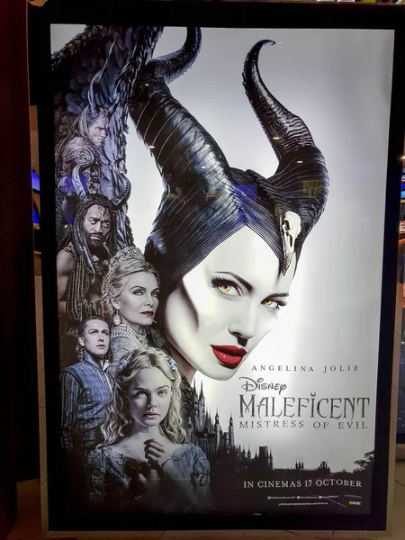 Maleficent milenka zlého filmu plakát, je tmavý fantasy dobrodružství film v hlavní roli Angelina Jolie — Stock fotografie