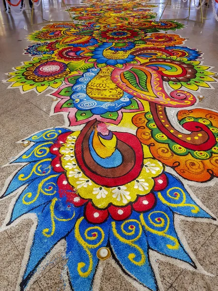 Diwali Rangoli dekorace v Midvalley Mall. Rangoli je umělecká forma z Indie, ve které jsou vzory vytvořeny pomocí barevné rýže obvykle vyrobené během Diwali — Stock fotografie