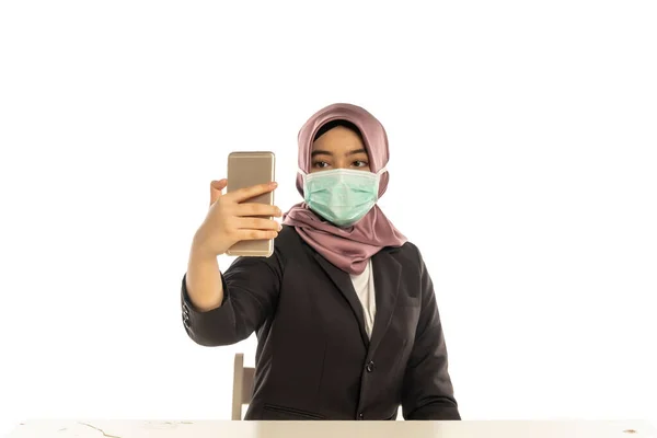 Business Lifestyle Roztomilý Malajsky Žena Sobě Hidžáb Facemask Přičemž Selfie — Stock fotografie